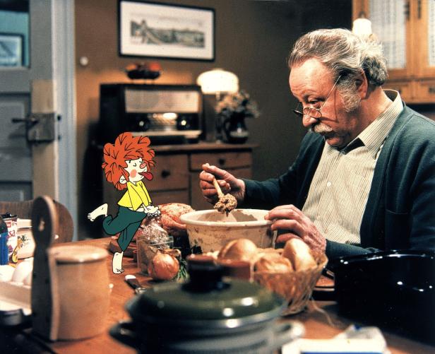 Ein Mann mit Brille bereitet Essen zu, während ein frecher Kobold zusieht.