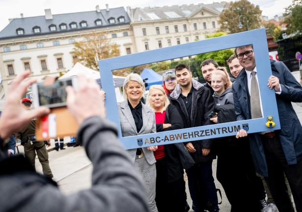 Tanner und Polaschek mit Schülerinnen und Schülern am "Tag der Schulen" am 25. Oktober 2023 in Wien.