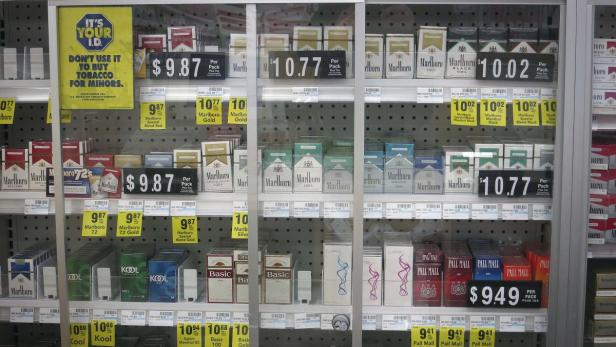 Ein Regal in einem Geschäft gefüllt mit verschiedenen Zigarettenmarken wie Marlboro, Kool und Pall Mall.