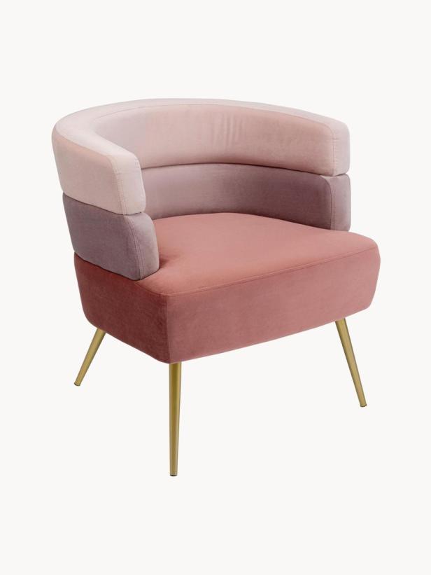 Ein rosa Sessel mit goldenen Beinen vor einem weißen Hintergrund.