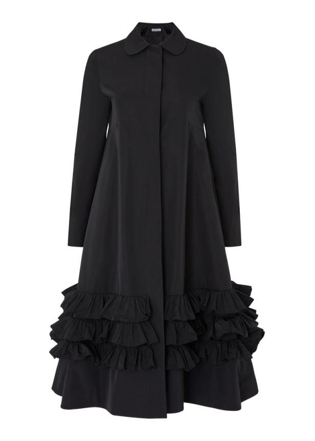 Ein schwarzes Kleid mit langen Ärmeln und Rüschen am Saum.
