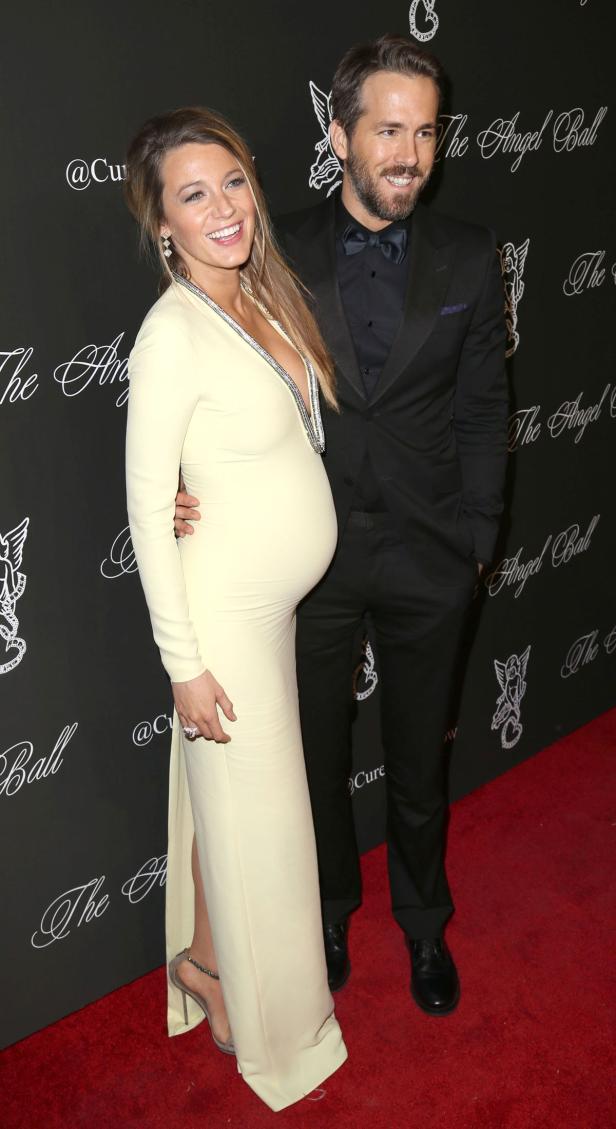 Blake Lively und Ryan Reynolds posieren auf dem „Angel Ball“ Event.