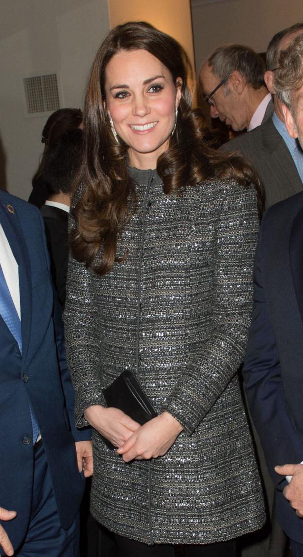 Catherine, Prinzessin von Wales, lächelt in einem glitzernden Tweedmantel.