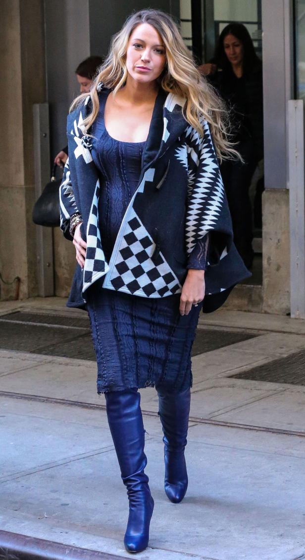 Blake Lively trägt ein blaues Kleid, blaue Stiefel und einen gemusterten Poncho.