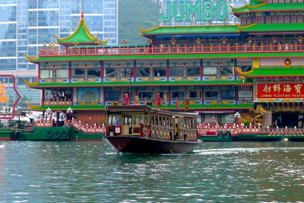 Ein Zubringerboot vor dem Jumbo Floating Restaurant in Hongkong.