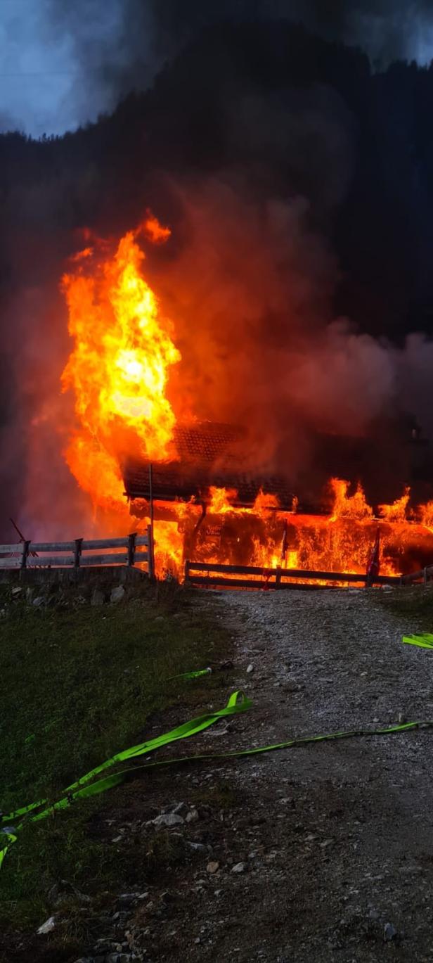 Almhütte am Tiroler Achensee geriet in Vollbrand