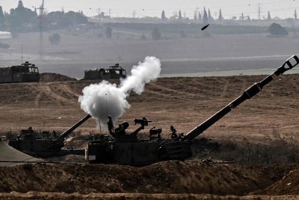 Das israelische Militär feuert gegen Gaza, 28. Oktober 2023.