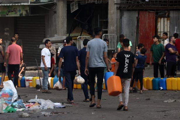 Menschen in Gaza stellen sich an für sauberes Wasser, 28. Oktober 2023.