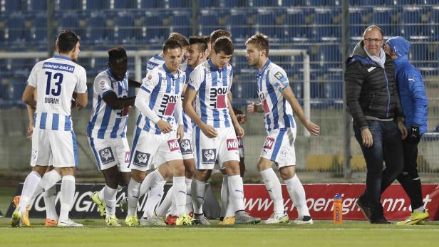 Eine Gruppe Fußballspieler in blau-weiß gestreiften Trikots jubelt auf dem Spielfeld.