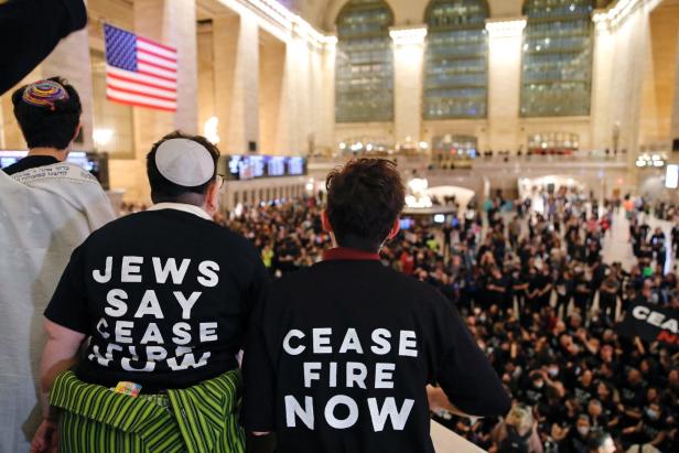 Jüdische Demonstranten besetzten den Grand Central Bahnhof in New York und forderten einen Waffenstillstand  für Gaza.