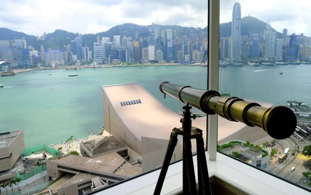 Ein Teleskop mit Blick auf die Skyline von Hongkong.