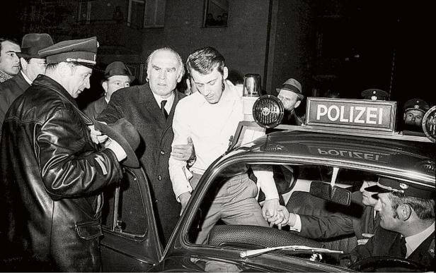 Polizeipräsident Holaubek 1972 bei der Festnahme zu den Flüchtigen 