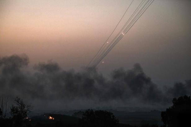 Raketen werden aus Gaza Richtung Israel gefeuert.