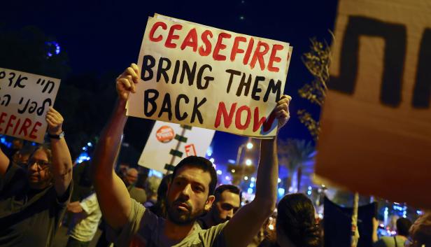Auch in Israel, hier in Tel Aviv, protestieren Teile der Bevölkerung für eine Feuerpause.