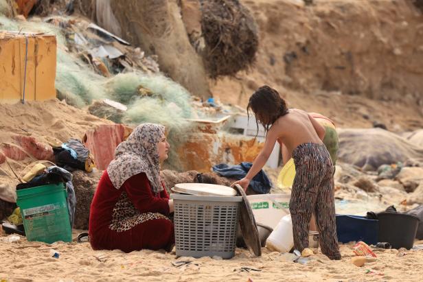 Palästinenser sind in den Süden Gazas geflohen, an den Strand von Deir el-Balah, am 29. Oktober 2023.