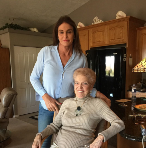 Caitlyn Jenner posiert mit einer älteren Frau in einem Wohnzimmer.