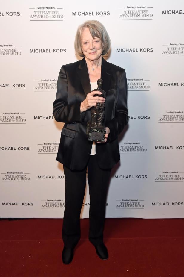 Maggie Smith auf dem roten Teppich mit Award in der Hand