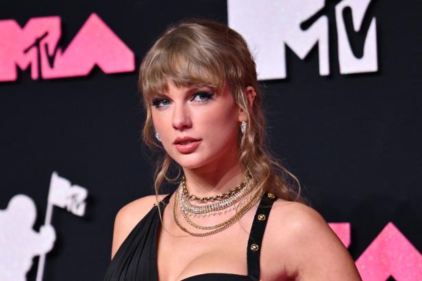 Taylor Swift vor einem MTV-Hintergrund