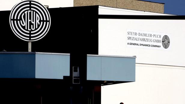 Das Logo von Steyr-Daimler-Puch Spezialfahrzeug GmbH an einem Gebäude.