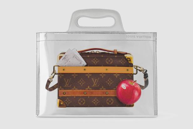 Eine transparente Louis Vuitton Tasche mit einer Handtasche, einer Quittung und einem roten Apfel darin.