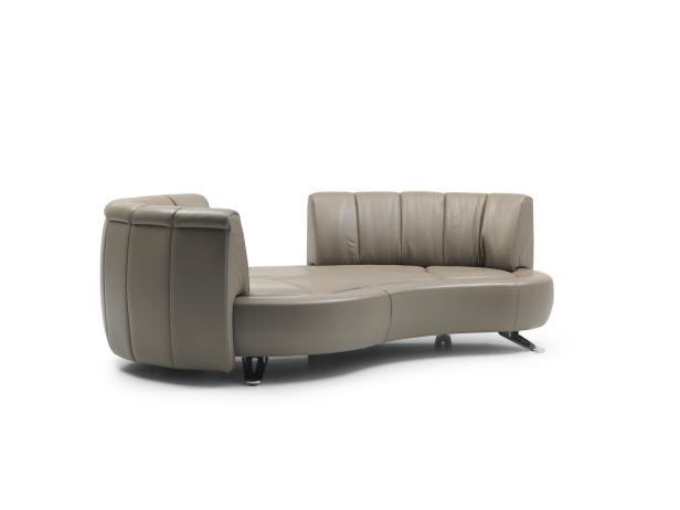 Ein graues Ledersofa mit geschwungenem Design steht auf einem weißen Hintergrund.
