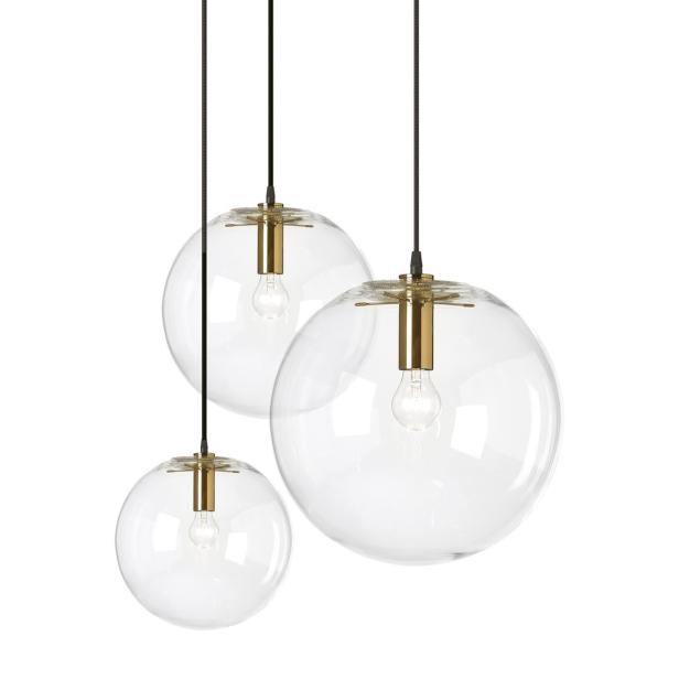 Drei runde, transparente Glaspendelleuchten mit goldenen Akzenten hängen von der Decke.
