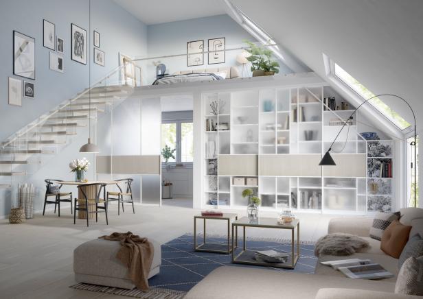 Ein modernes Wohnzimmer mit Treppe zu einem Schlafbereich auf einer Galerie.