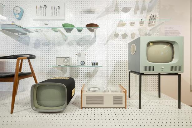 Ausstellung mit Designobjekten wie Fernsehern, Radios und Geschirr auf einem gepunkteten Untergrund.
