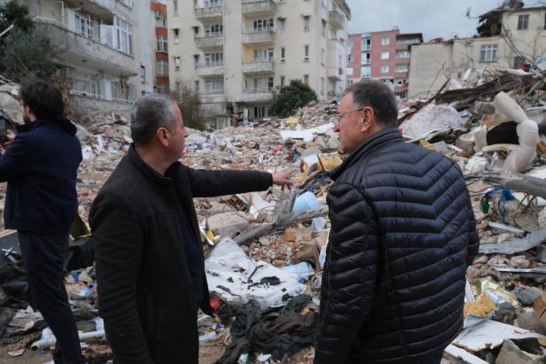 Lütfü Savaş (r.) ist Oberbürgermeister der Region Hatay:  "Noch immer sind 20 Prozent der Zerstörung nicht abgetragen."