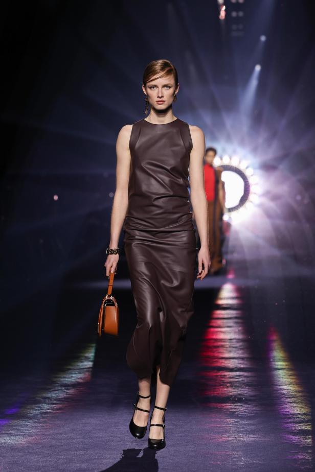 Ein Model präsentiert ein braunes Lederkleid von Fendi F/W23.