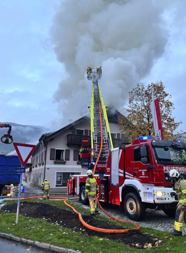 Mehrfamilienhaus in Flammen: Eine Person schwer verletzt
