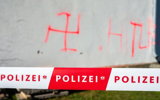 Hakenkreuz bei Brandanschlag auf den jüdischen Teil des Zentralfriedhofs. 