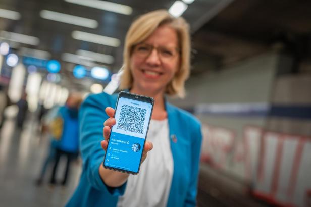 Klimaschutzministerin Leonore Gewessler mit dem digitalen Klimaticket