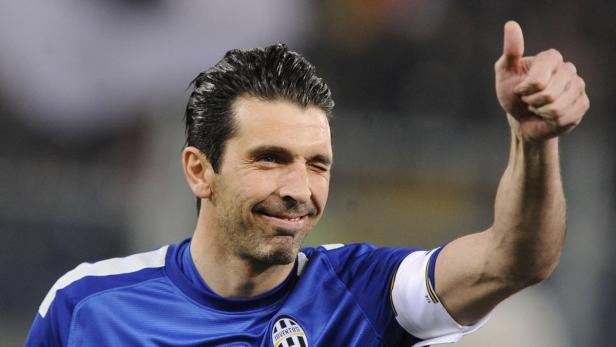 Gianluigi Buffon, im blauen Trikot von Juventus Turin, zwinkert und zeigt den Daumen nach oben.