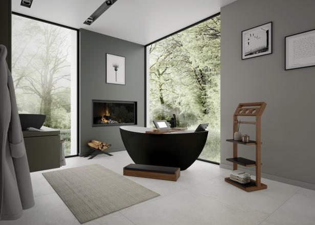 Ein modernes Badezimmer mit schwarzer Badewanne und Blick auf die Natur.