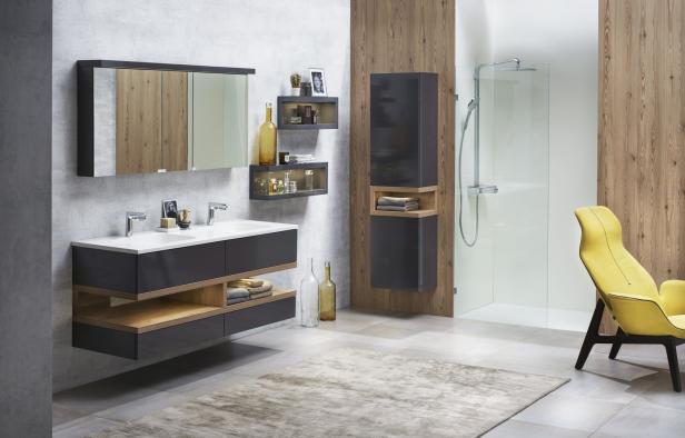 Ein modernes Badezimmer mit grauen Möbeln, Holzakzenten und einer gelben Sitzgelegenheit.