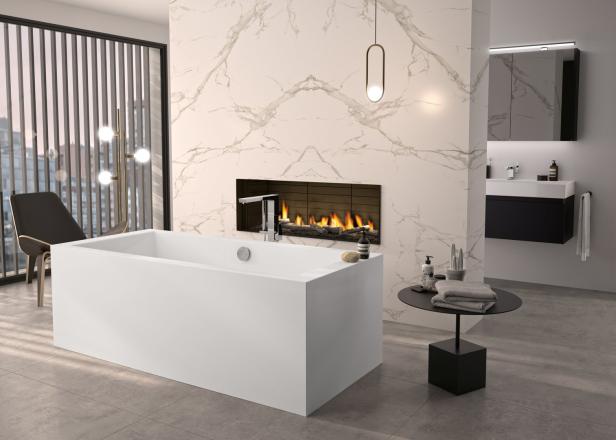 Ein modernes Badezimmer mit freistehender Badewanne und Kamin.