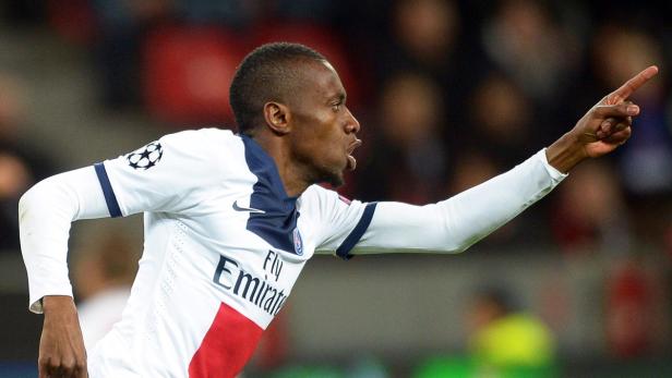 Ein Fußballspieler von Paris Saint-Germain jubelt mit erhobenem Zeigefinger.