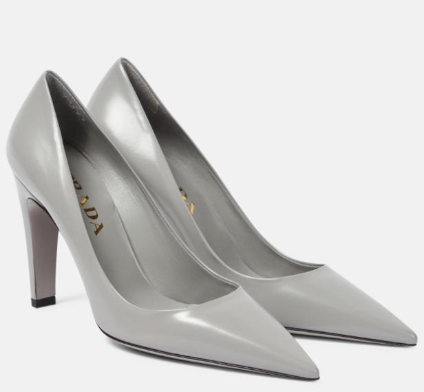 Ein Paar graue, glänzende Prada-Pumps mit Absatz.