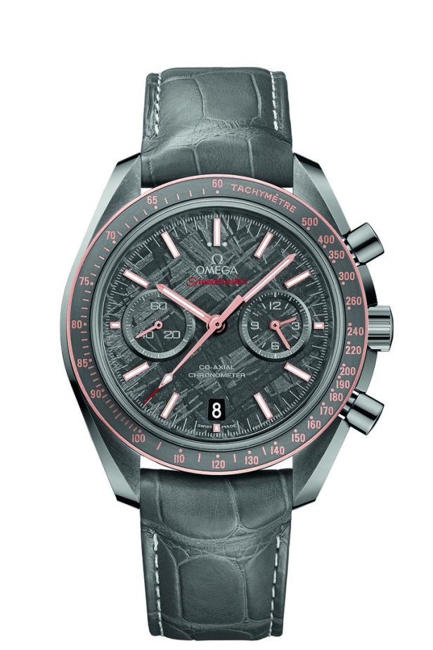 Eine Omega Speedmaster Uhr mit grauem Lederarmband und einem Zifferblatt aus Meteoritenmaterial.