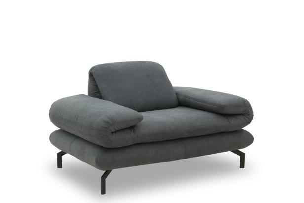Ein grauer Sessel mit weichen Polstern und dunklen Metallfüßen.
