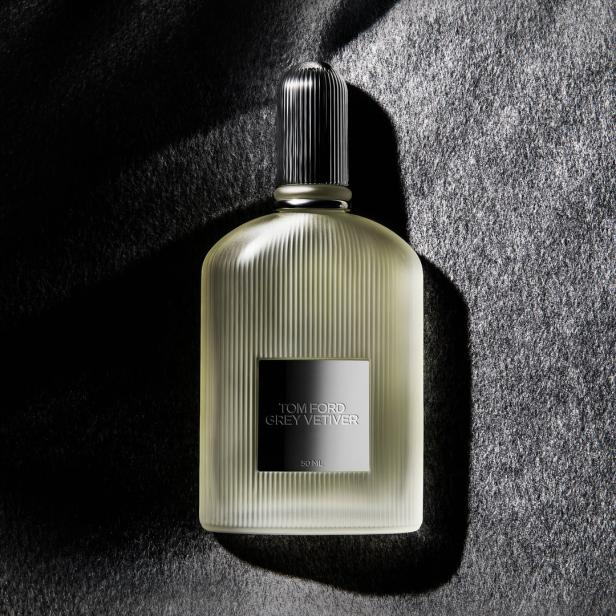 Eine Flasche „Tom Ford Grey Vetiver“ Eau de Parfum auf dunklem Grund.