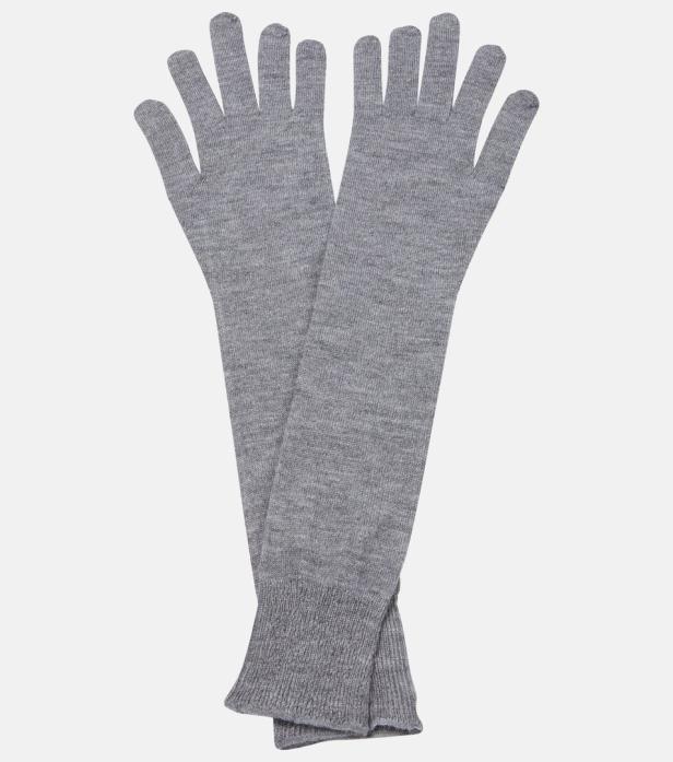 Ein Paar lange, graue Kaschmirhandschuhe liegen übereinander.