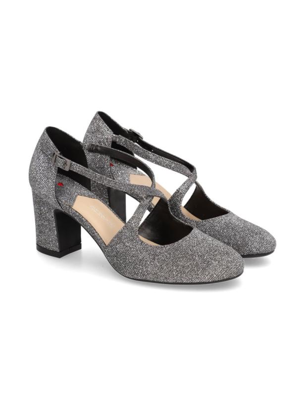 Ein Paar silberne Mary-Jane-Pumps mit Blockabsatz und gekreuzten Riemen.