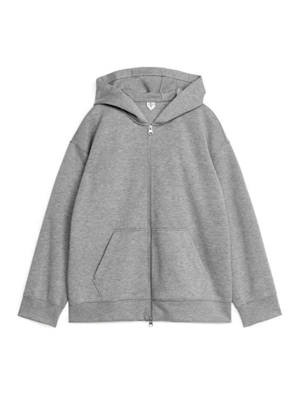 Ein grauer Kapuzenpullover mit durchgehendem Reißverschluss.