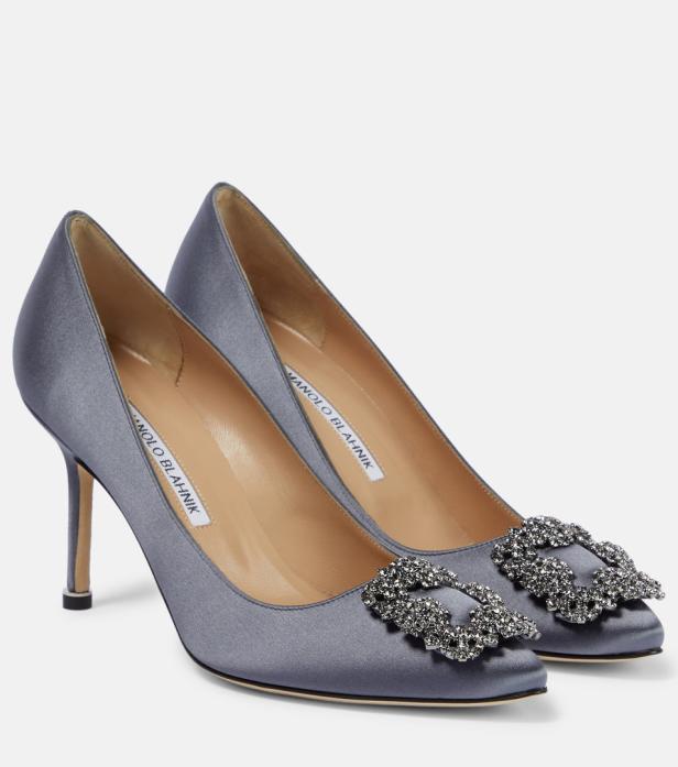 Ein Paar graue Manolo Blahnik Pumps mit Strass-Schnalle.