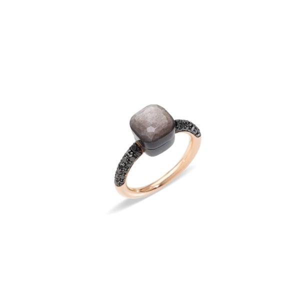 Ein goldener Ring mit einem quadratischen, grauen Stein und schwarzen Diamanten.