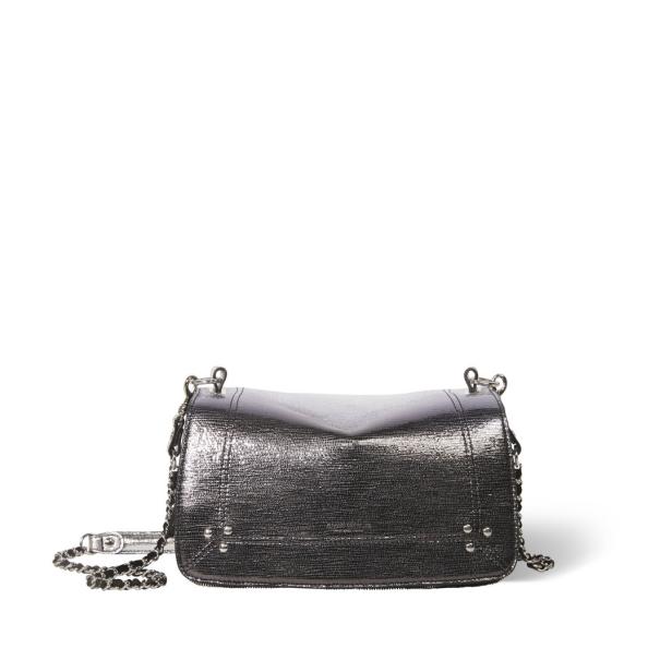 Eine silberfarbene Handtasche mit Kettenriemen liegt auf einem weißen Hintergrund.