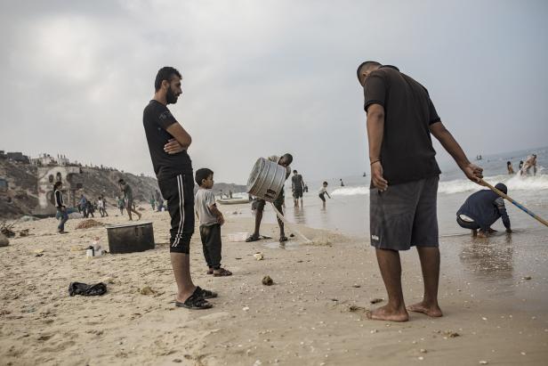 Geflüchtete am Strand von Deir al-Balah, zentraler Gazastreifen, 02. November 2023: Palästinenser benutzen Meerwasser, um zu baden und ihre Werkzeuge und Kleidung zu reinigen.