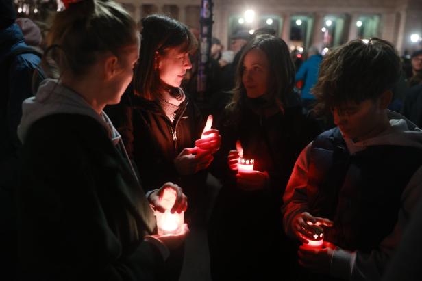 Lichtermeer am Heldenplatz: 20.000 Menschen gedachten Hamas-Geiseln